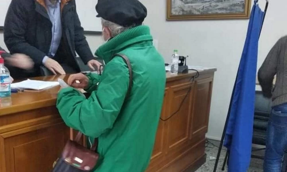 Εκλογές ΚΙΝΑΛ – Τρίκαλα: Ο 82χρονος που ψήφισε ντυμένος στα πράσινα από την κορυφή ως τα νύχια